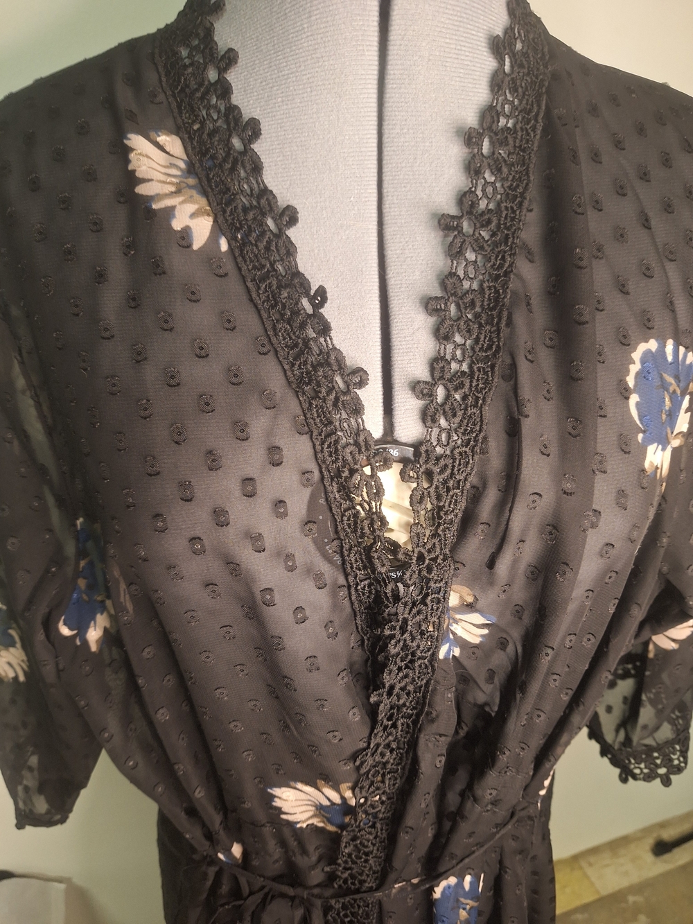 Black Floral Lace-Trim Women's Robe - Elegant Lounge Or Swim Cover-Up Size S/Med